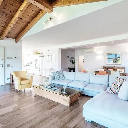 With Breathtaking Views In Appartamento Bellagio